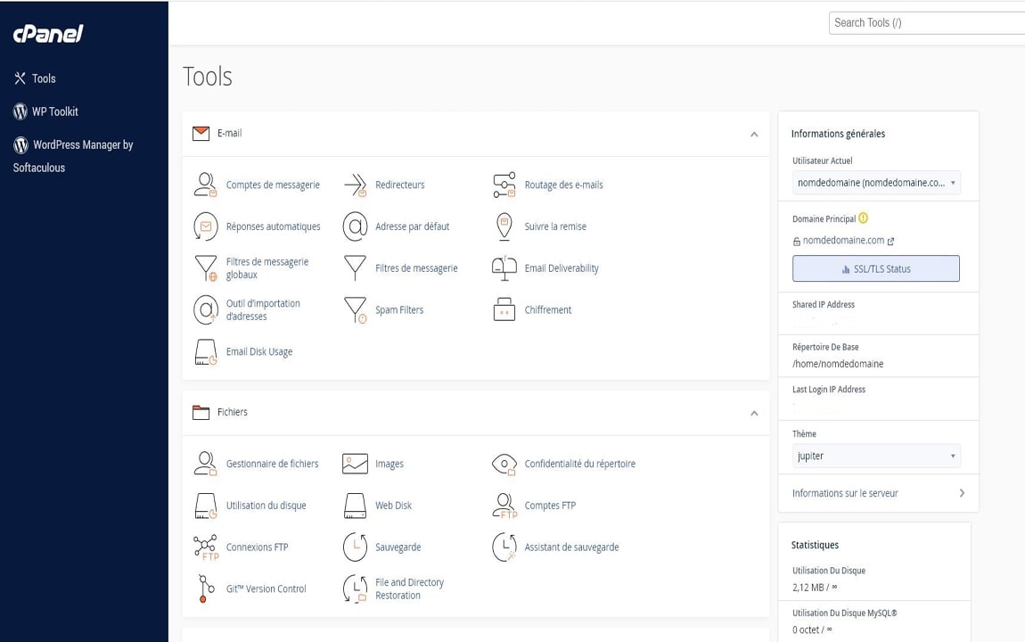 Capture d'écran de cPanel en mode utilisateur présentant la section 'Outils' avec des options de gestion d'e-mails et la section 'Fichiers' offrant des fonctionnalités telles que le gestionnaire de fichiers, le suivi de l'utilisation du disque et les options de sauvegarde