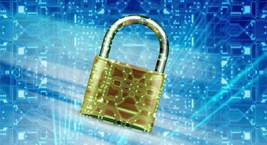 Slot symboliserend de veiligheid in het hart van een digitale omgeving, omringd door geprinte schakelingen, die de robuuste bescherming van gegevens vertegenwoordigt.